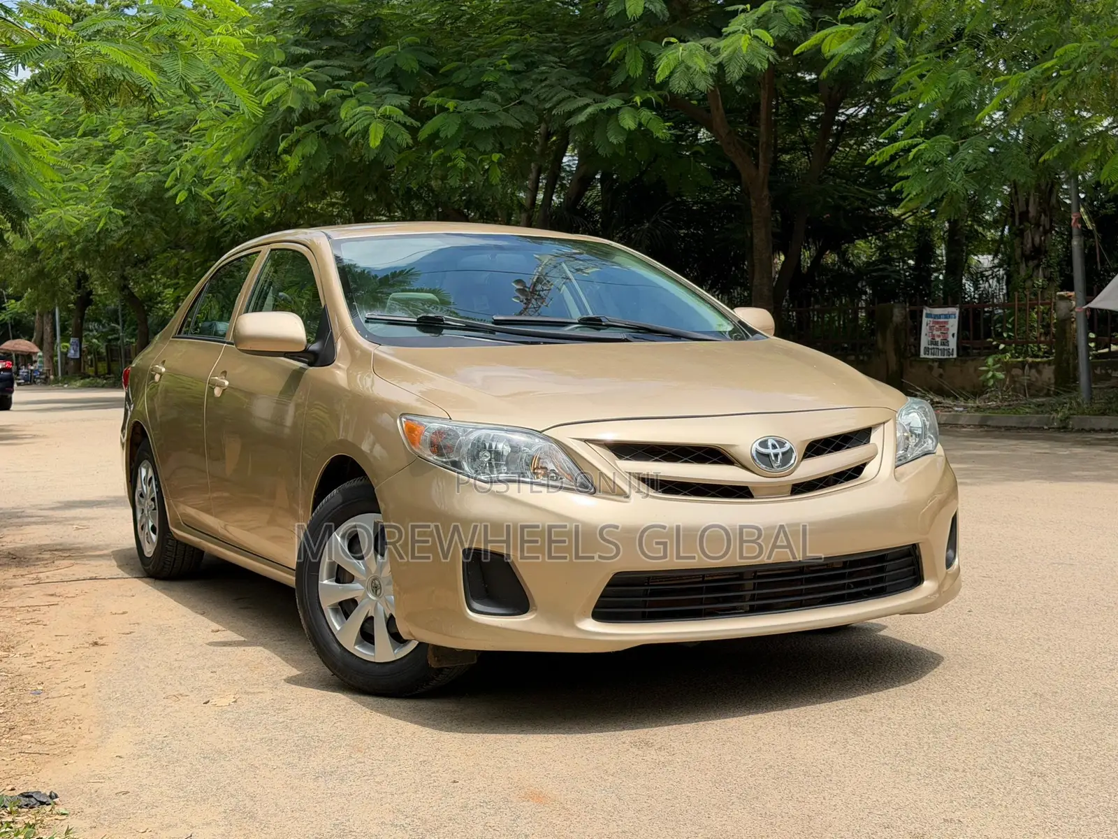 Toyota Corolla LE 4dr Sedan (1.8L 4cyl 4A) 2013 Gold