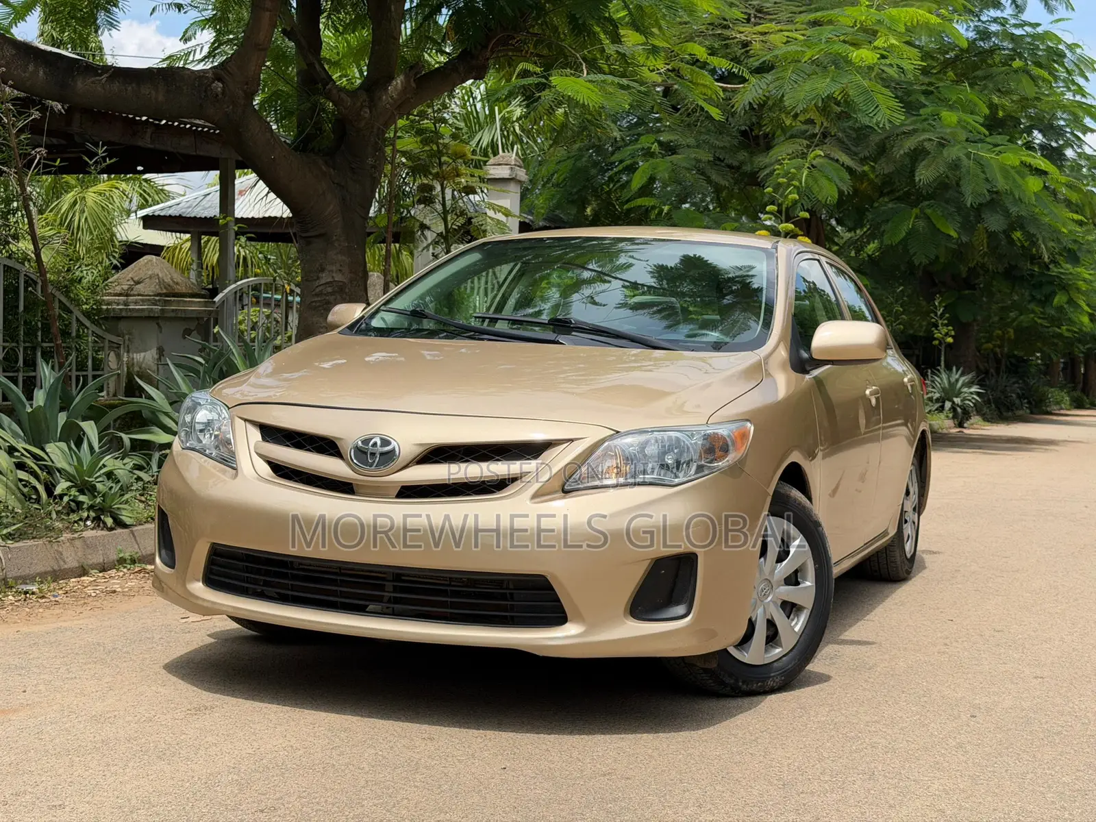 Toyota Corolla LE 4dr Sedan (1.8L 4cyl 4A) 2013 Gold