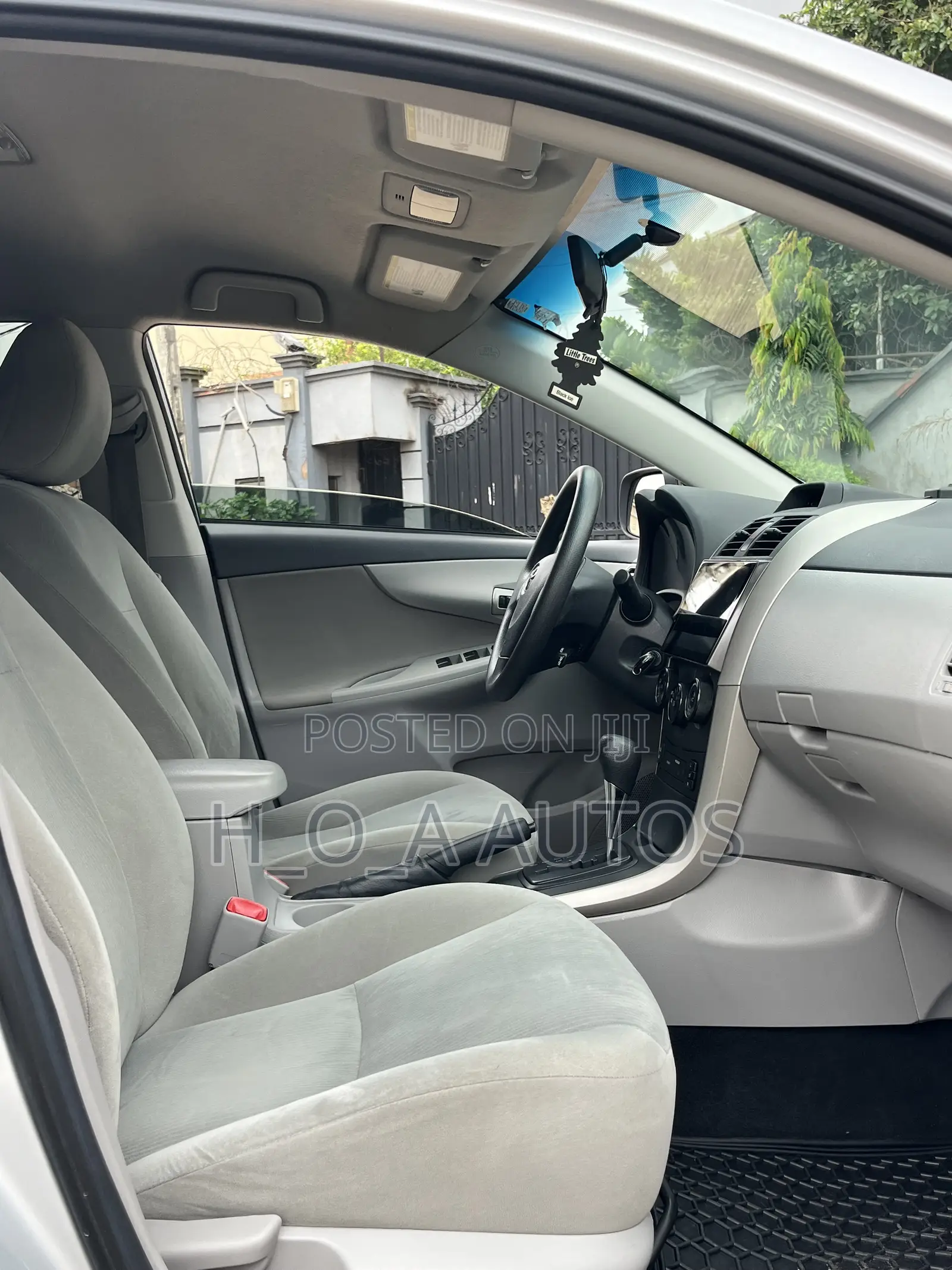 Toyota Corolla LE 4dr Sedan (1.8L 4cyl 4A) 2013 Silver