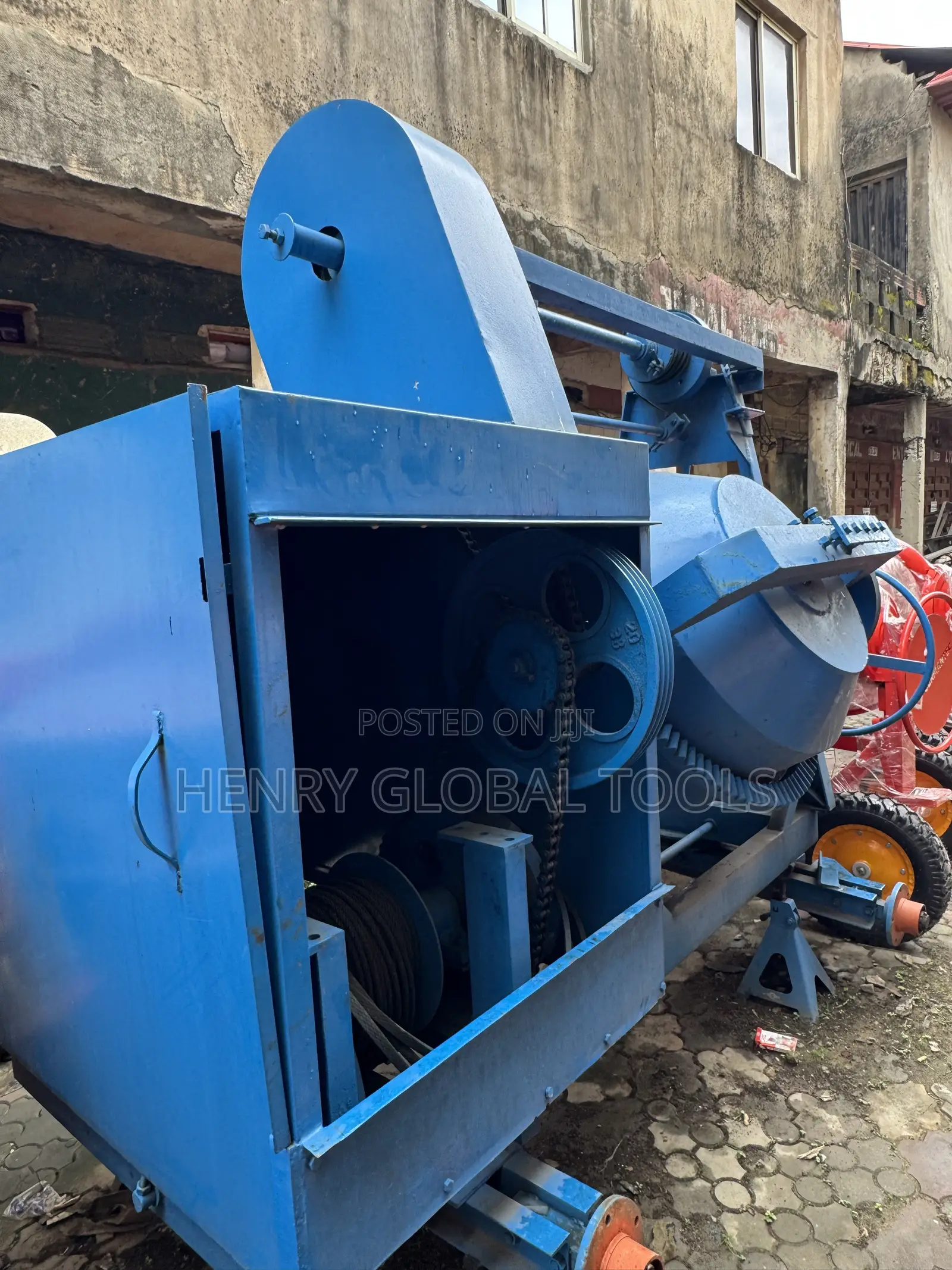 700L Heavy-Duty Concrete Mixer With Hoist