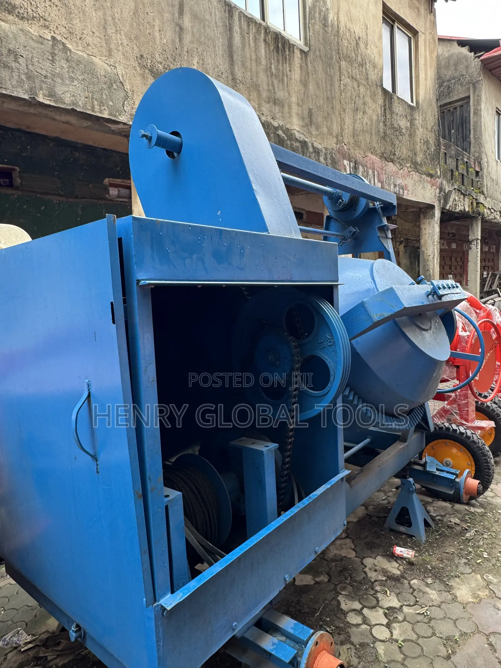 700L Heavy-Duty Concrete Mixer With Hoist