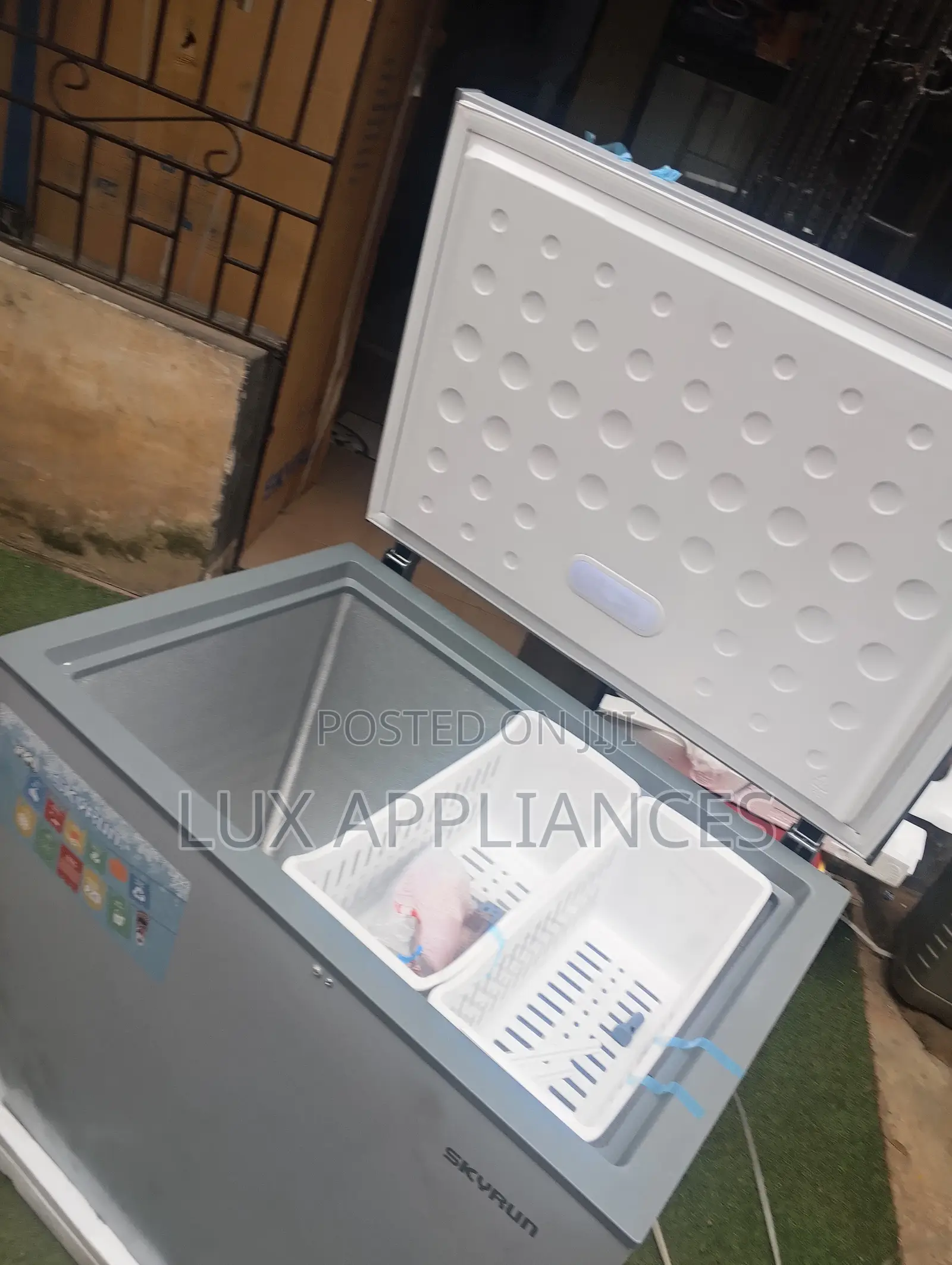 Skyrun 260L Chest Freezer With Drainage System