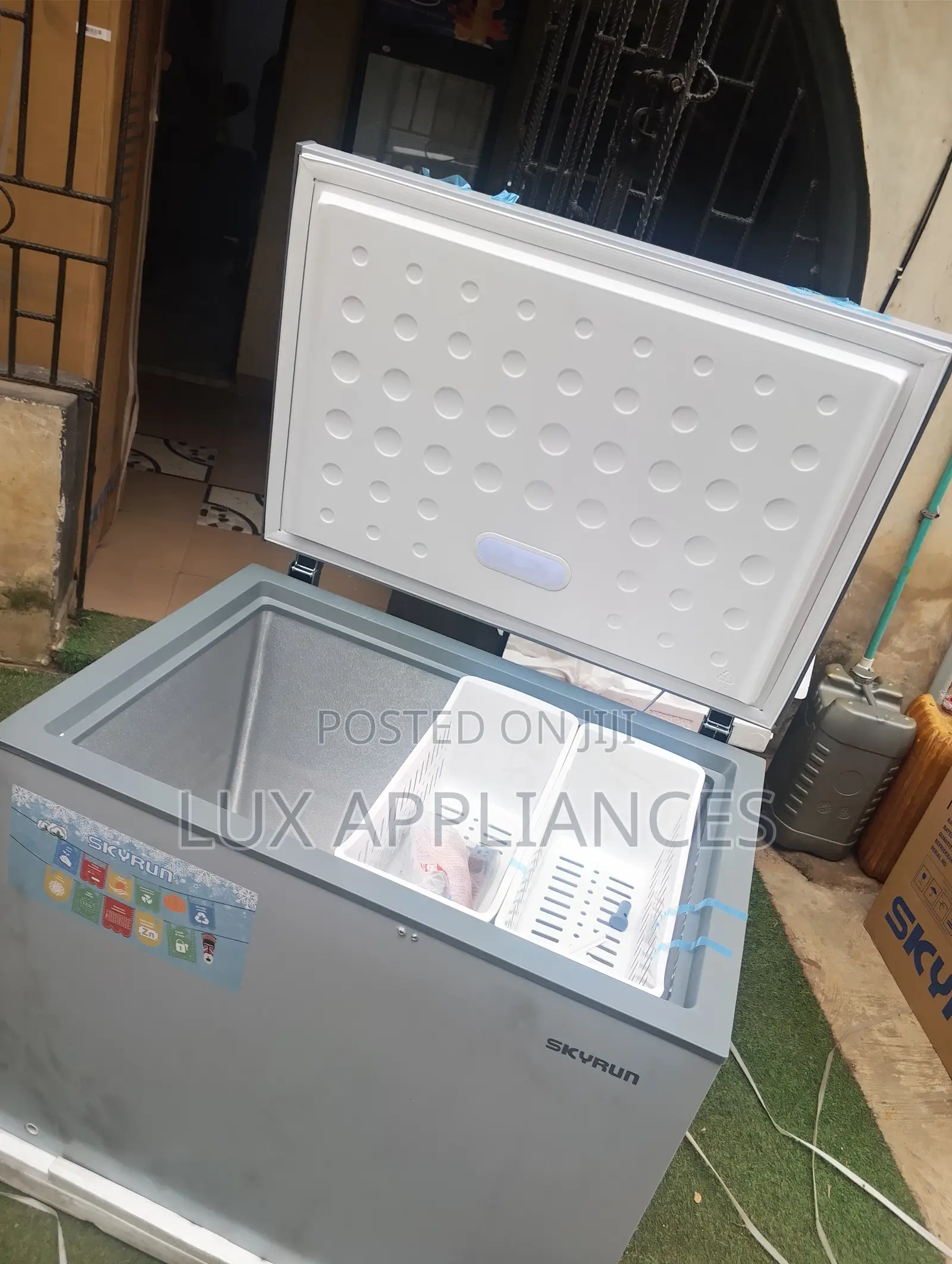 Skyrun 260L Chest Freezer With Lock and Key