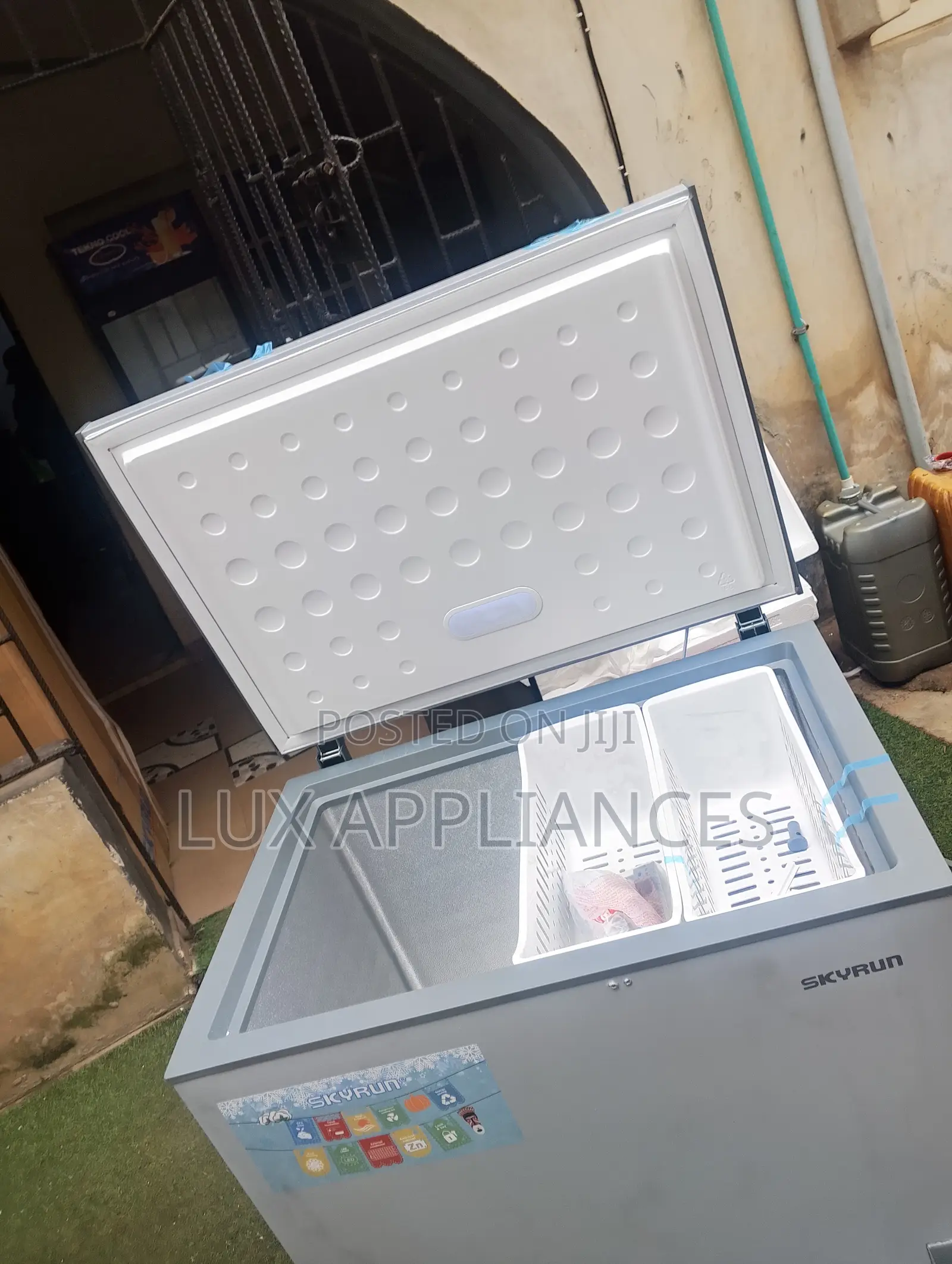 Skyrun 260L Chest Freezer With Lock and Key