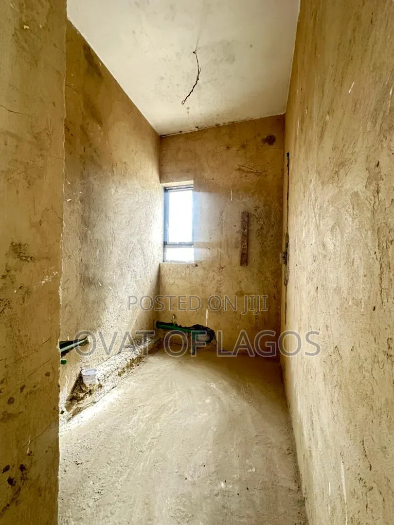 1bdrm Apartment in Lekki Phase 1 for sale