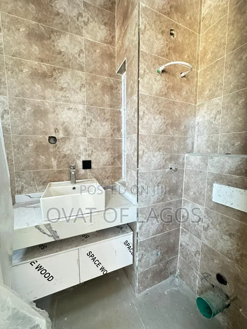 2bdrm Apartment in Lekki Phase 1 for sale