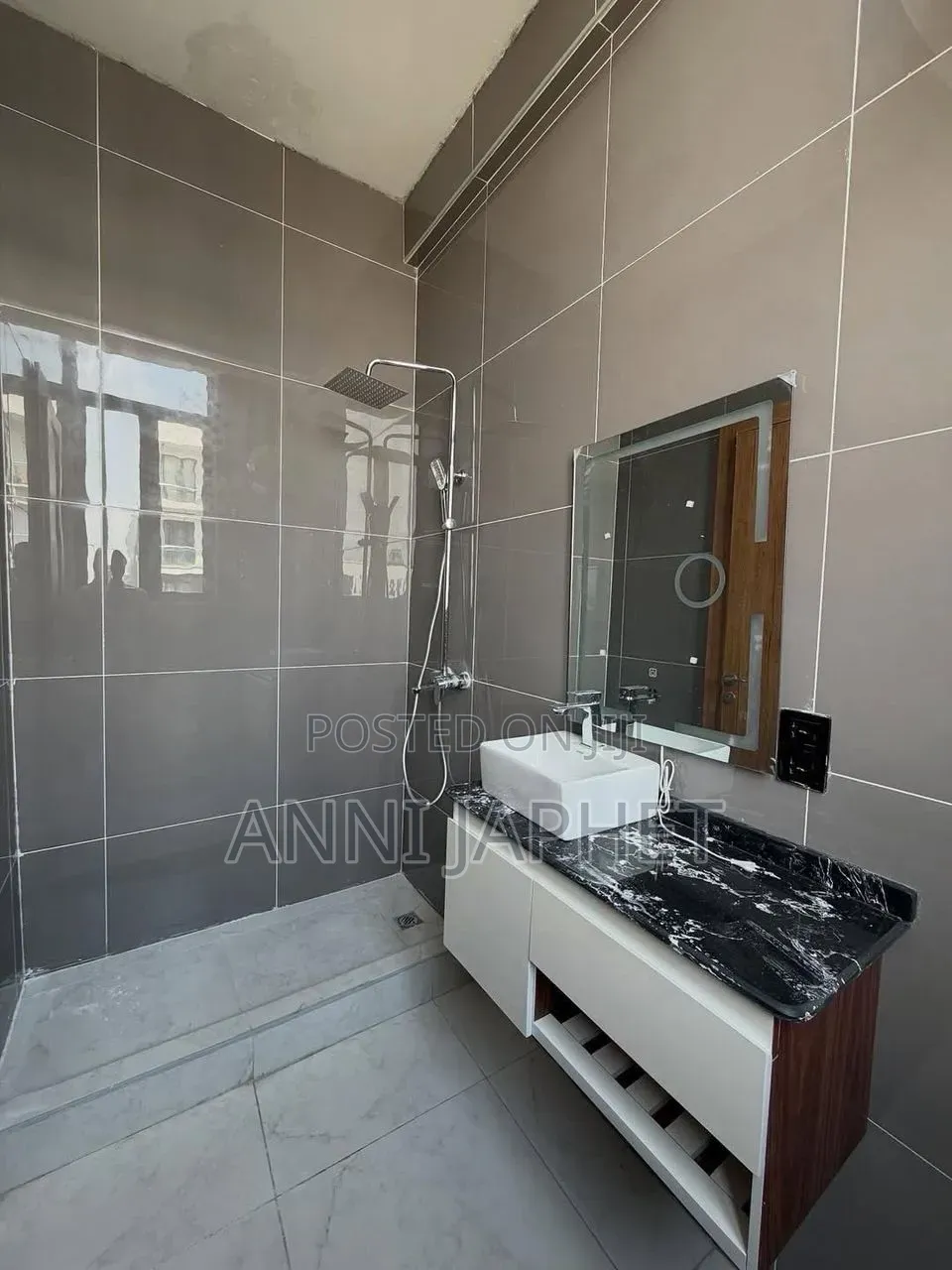 2bdrm Apartment in Lekki Phase 1 for rent