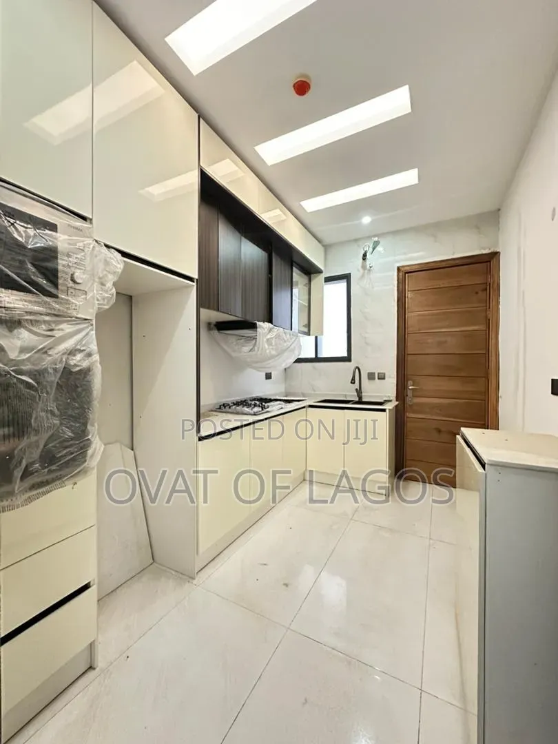 3bdrm Penthouse in Lekki Phase 1 for sale
