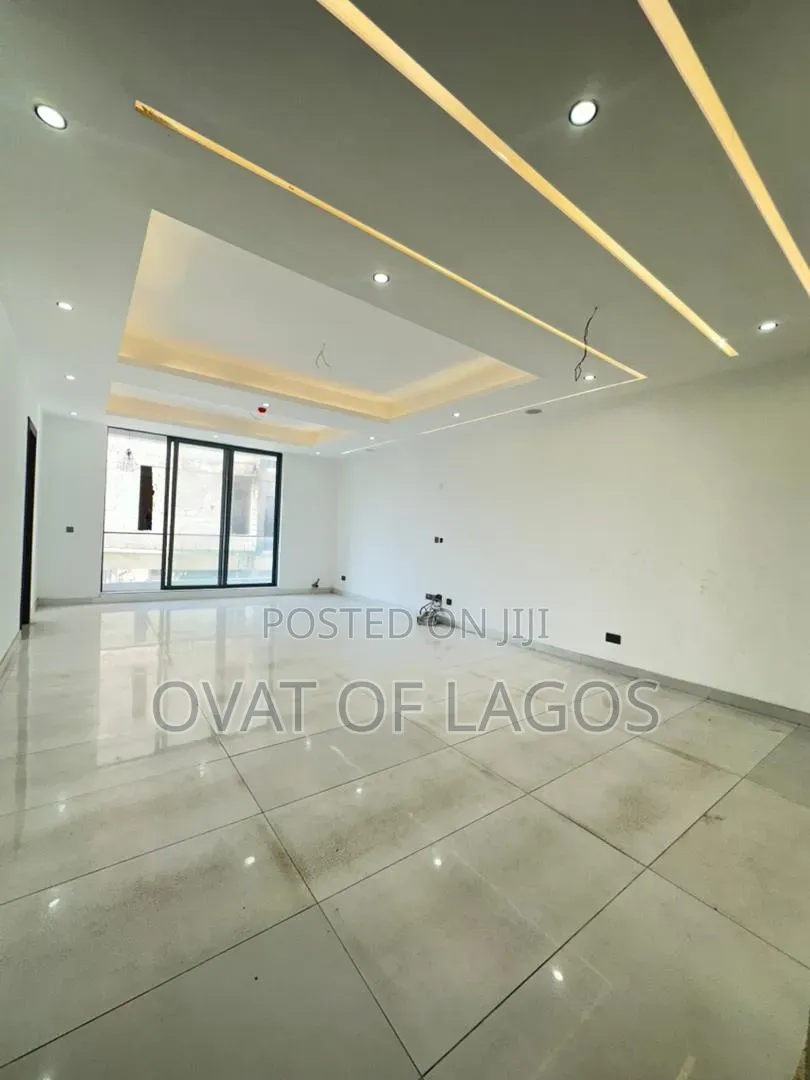 3bdrm Penthouse in Lekki Phase 1 for sale