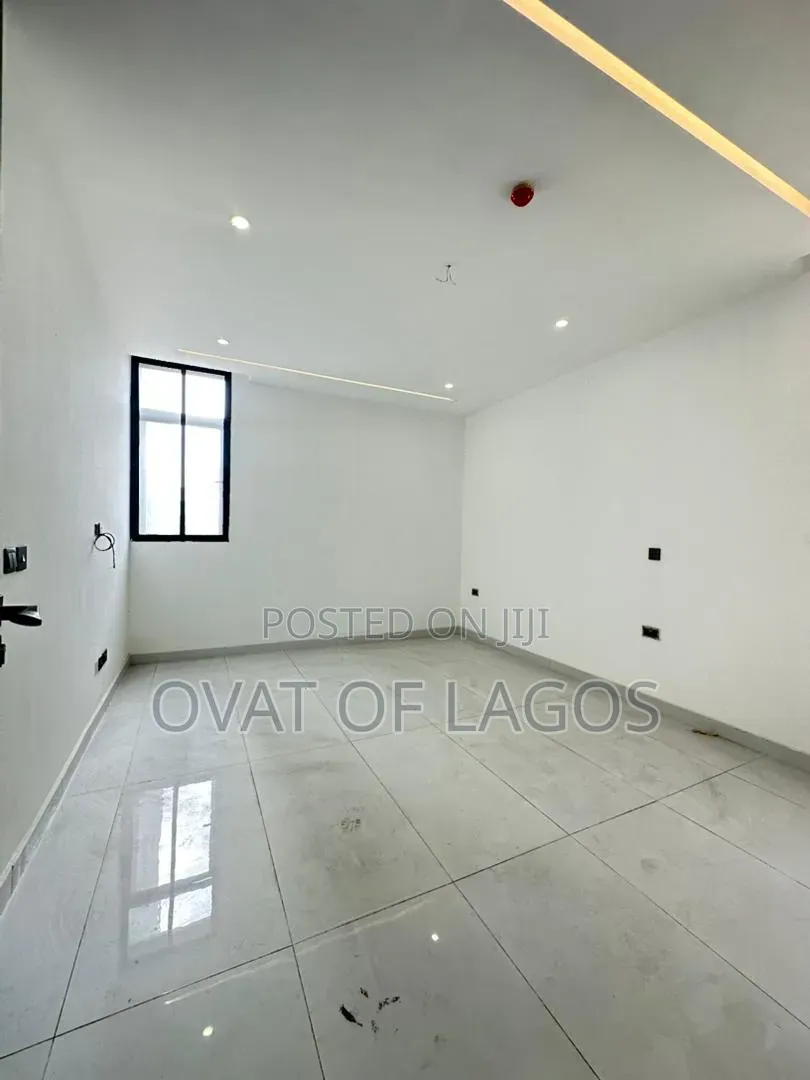3bdrm Penthouse in Lekki Phase 1 for sale