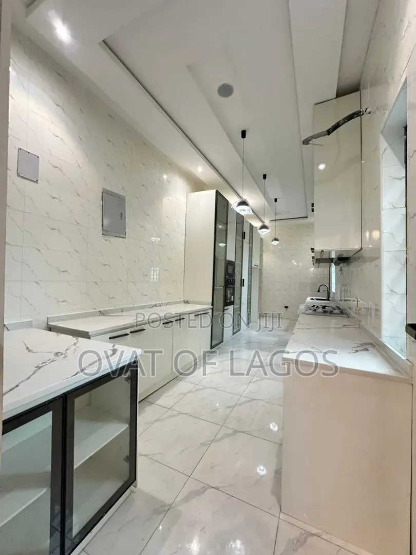 5bdrm Duplex in Ikota for sale