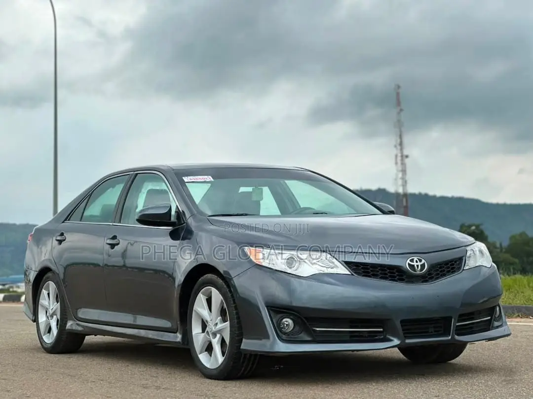 Toyota Camry SE 4dr Sedan (3.5L 6cyl 6A) 2014 Gray
