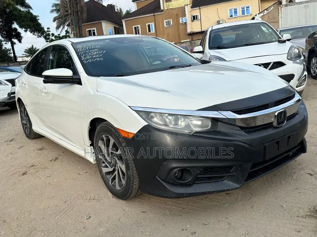 Honda Civic EX-L w/Navi 4dr Hatchback (1.5L 4cyl) 2017 White
