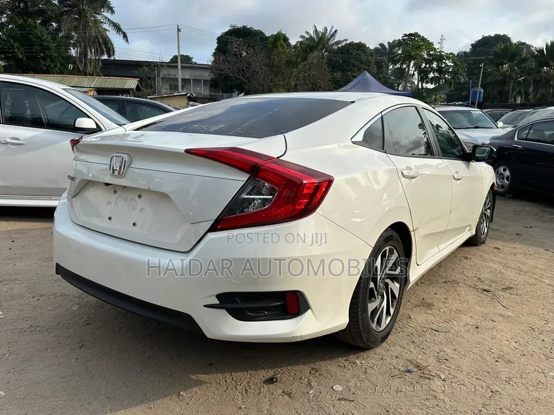 Honda Civic EX-L w/Navi 4dr Hatchback (1.5L 4cyl) 2017 White