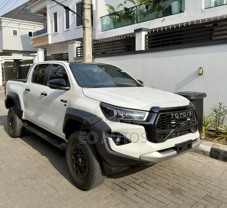 Toyota Hilux 2024 White