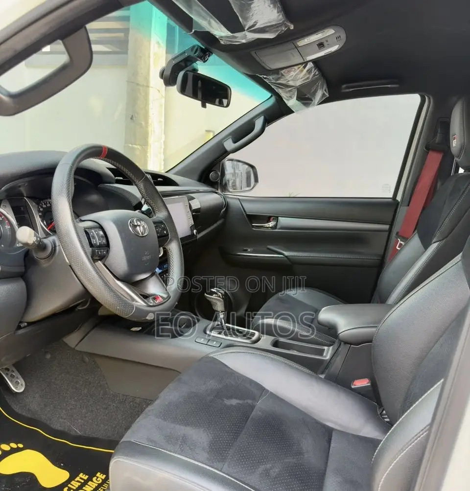 Toyota Hilux 2024 White
