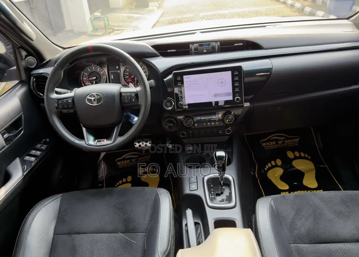 Toyota Hilux 2024 White