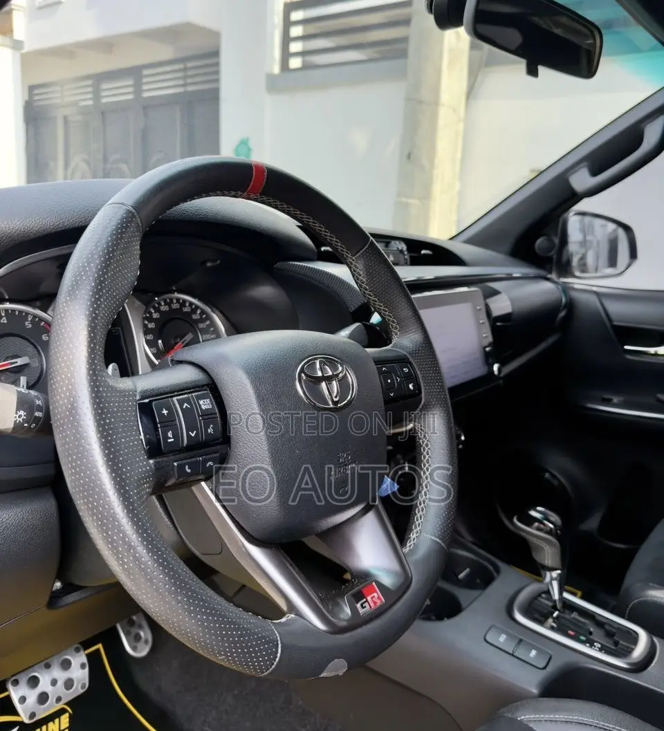 Toyota Hilux 2024 White
