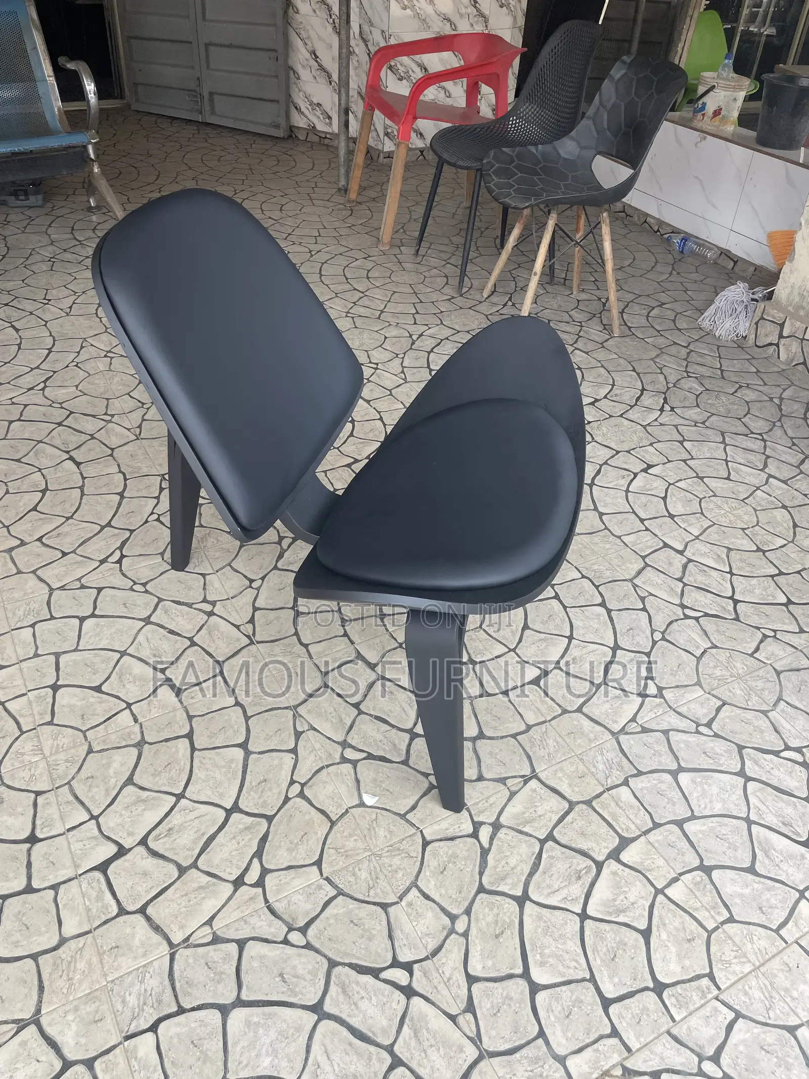 Modern Shell Lounge Chair Featuring a Curved Walnut-Finish Wooden Fram