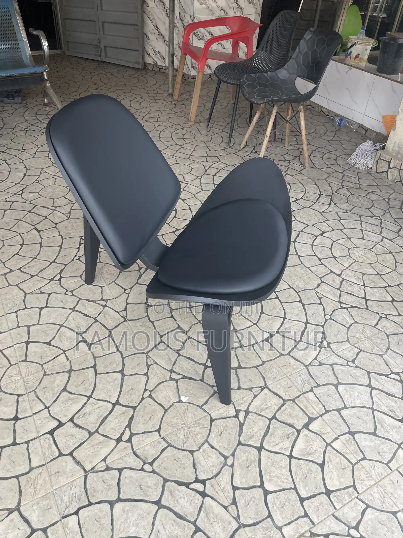 Modern Shell Lounge Chair Featuring a Curved Walnut-Finish Wooden Fram