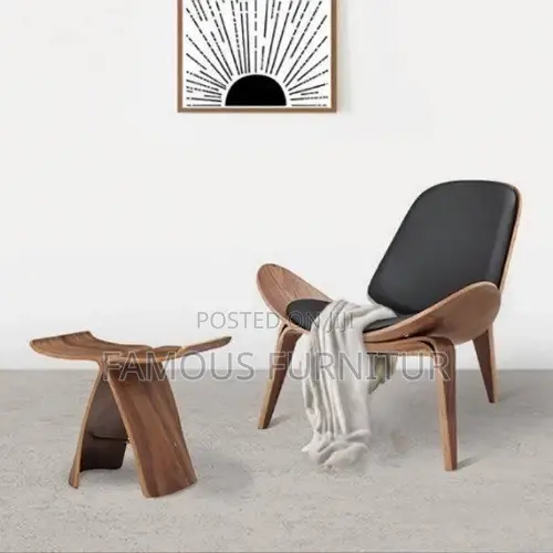 Modern Shell Lounge Chair Featuring a Curved Walnut-Finish Wooden Fram