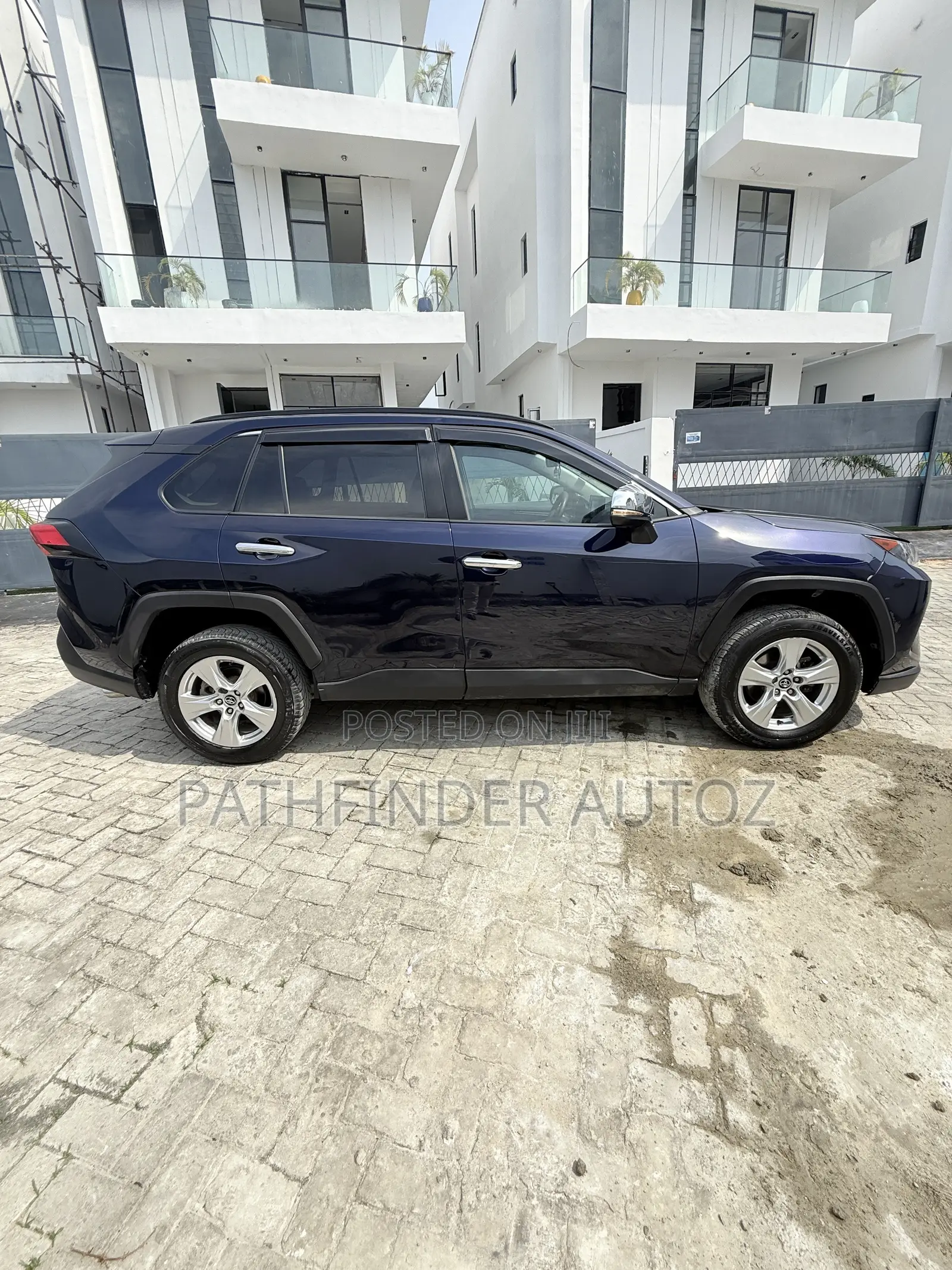 Toyota RAV4 XLE AWD 2019 Blue