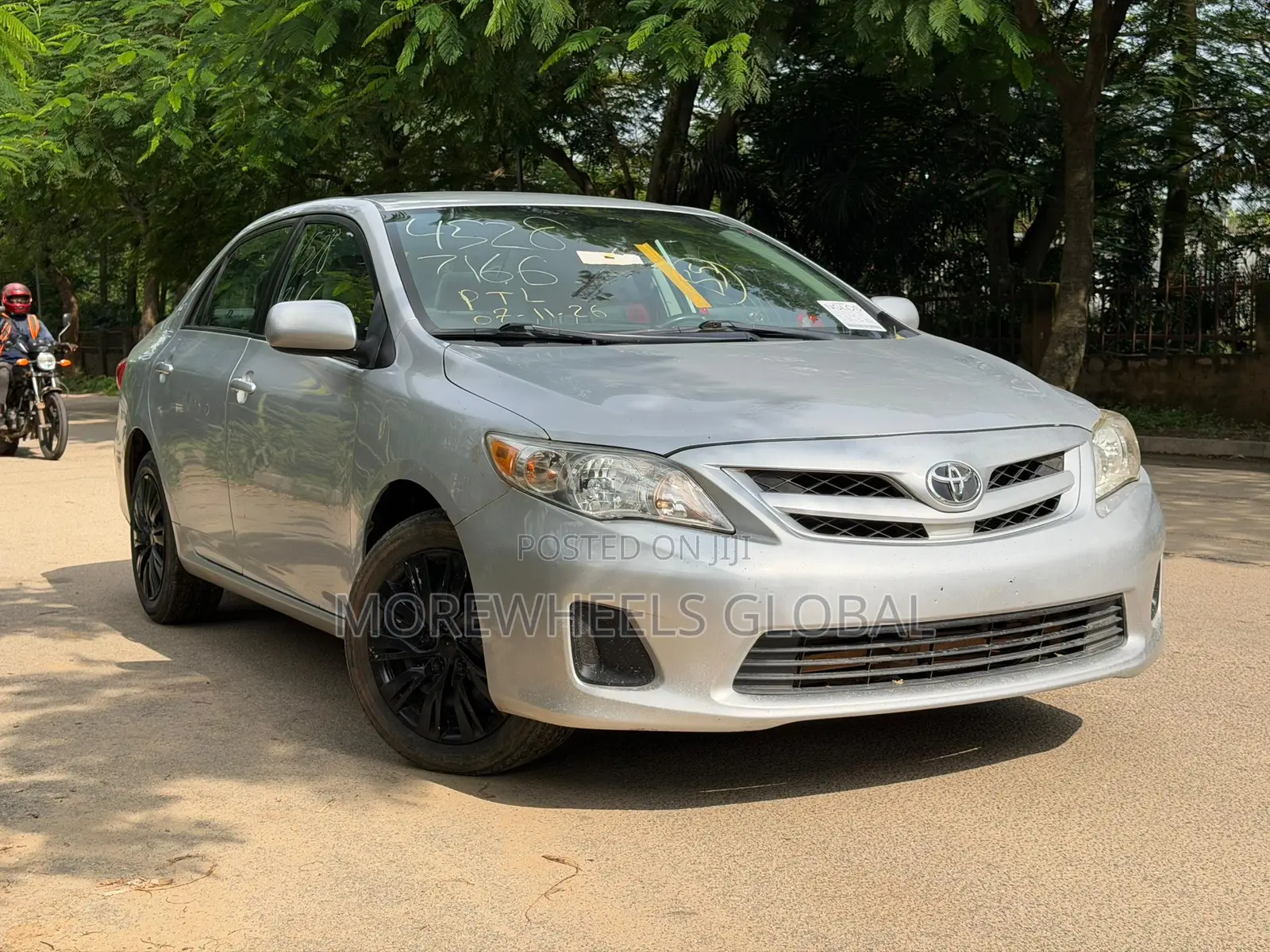 Toyota Corolla LE 4dr Sedan (1.8L 4cyl 4A) 2012 Silver