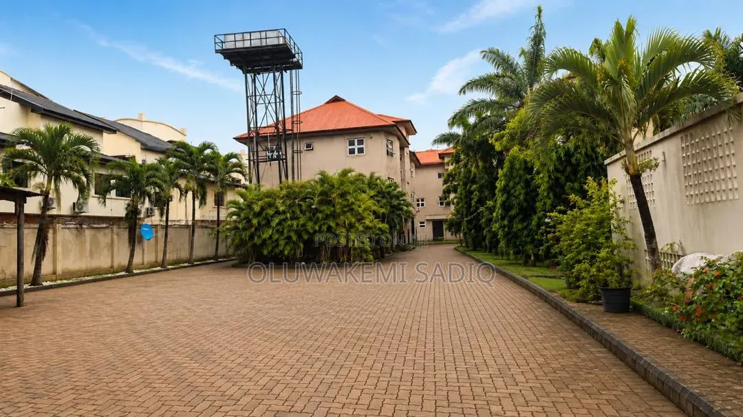3bdrm Apartment in Oniru Road Victoria for sale