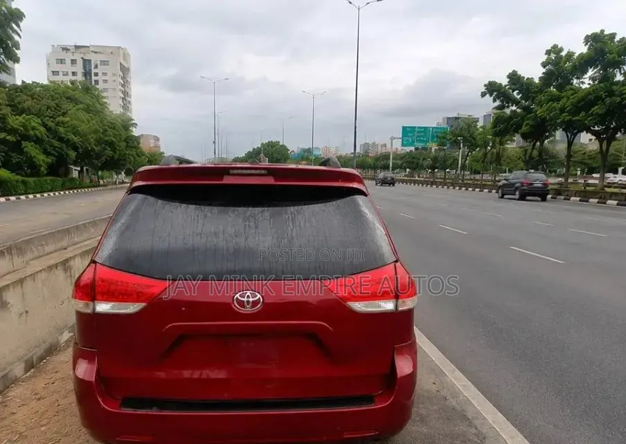 Toyota Sienna 2010 Red
