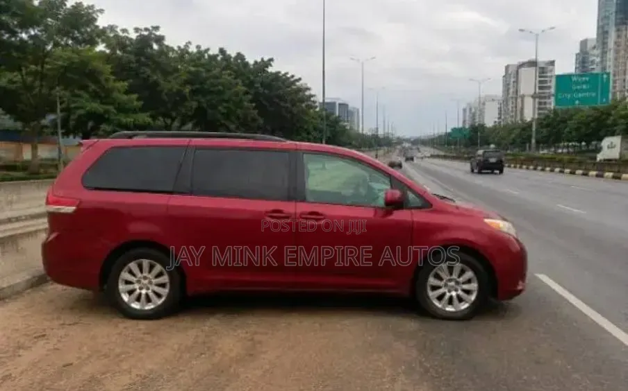 Toyota Sienna 2010 Red