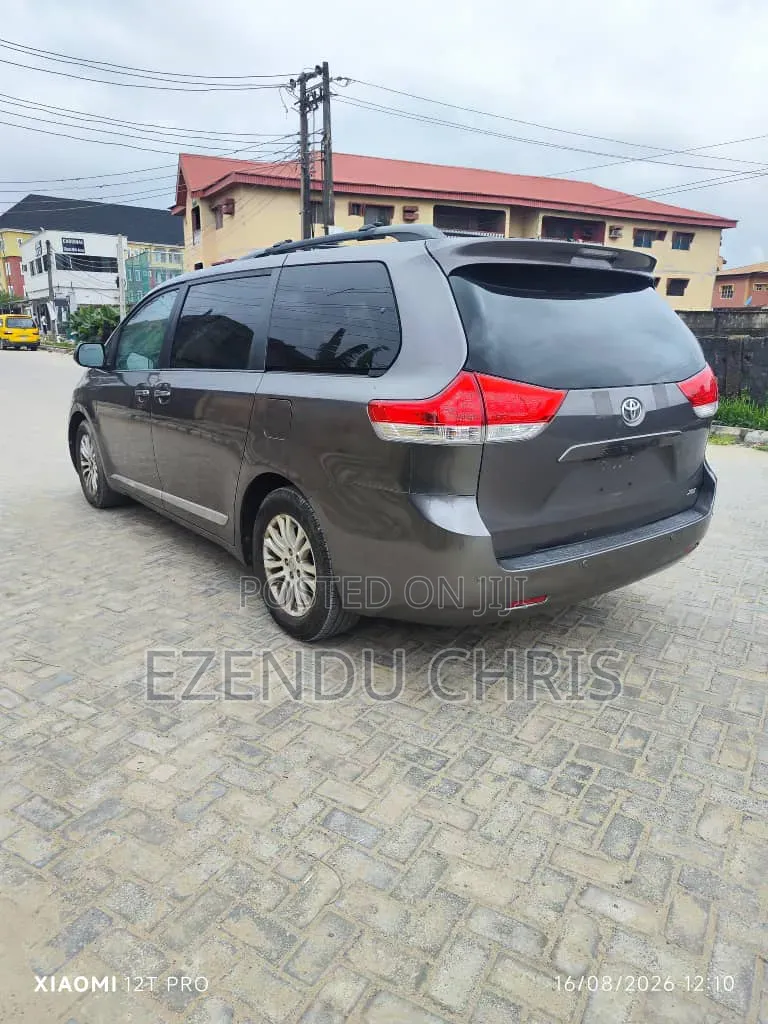 Toyota Sienna 2012 Gray
