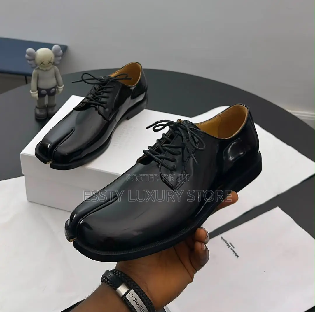 High Quality Luxury Maison Margiela Tabi Leather Lace Up in Black