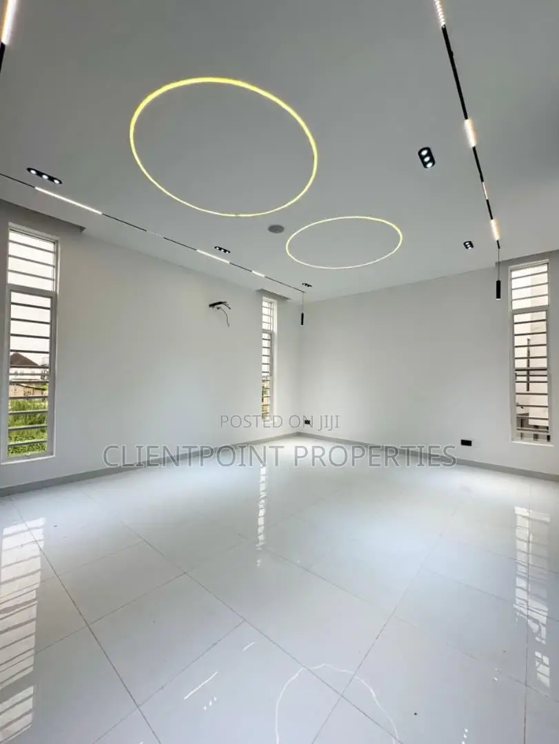 Furnished 5bdrm Duplex in Chevron for sale