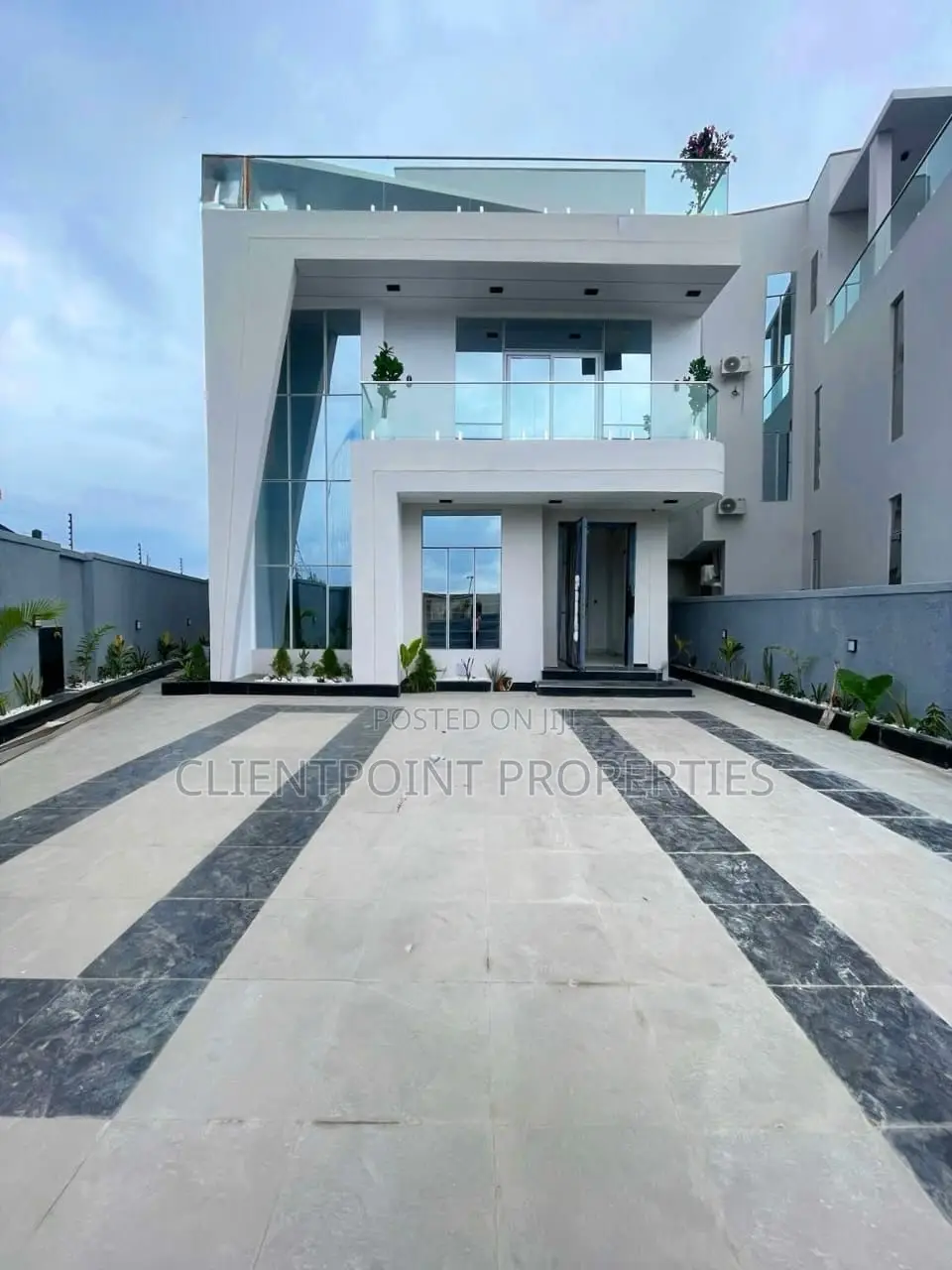 Furnished 5bdrm Duplex in Chevron for sale
