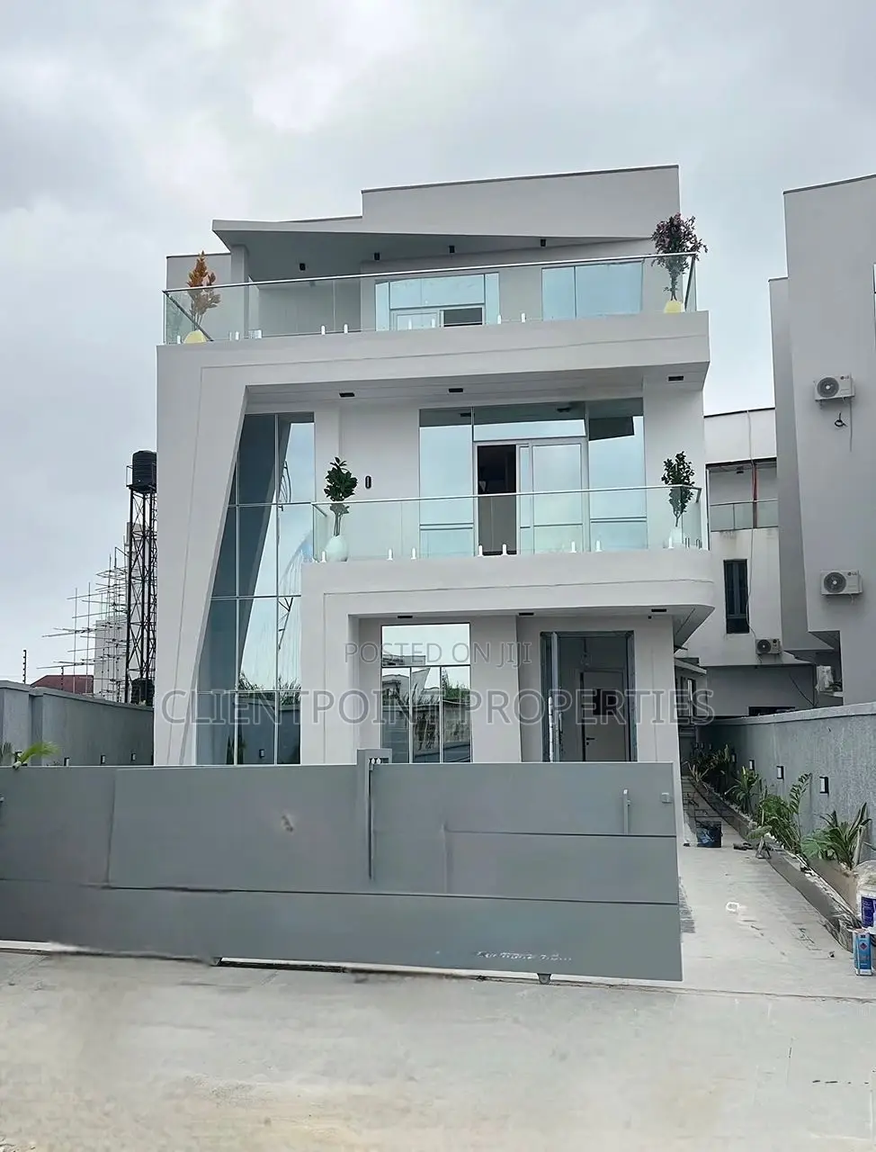 Furnished 5bdrm Duplex in Chevron for sale