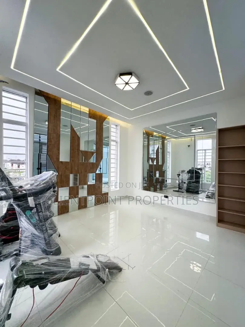 Furnished 5bdrm Duplex in Chevron for sale