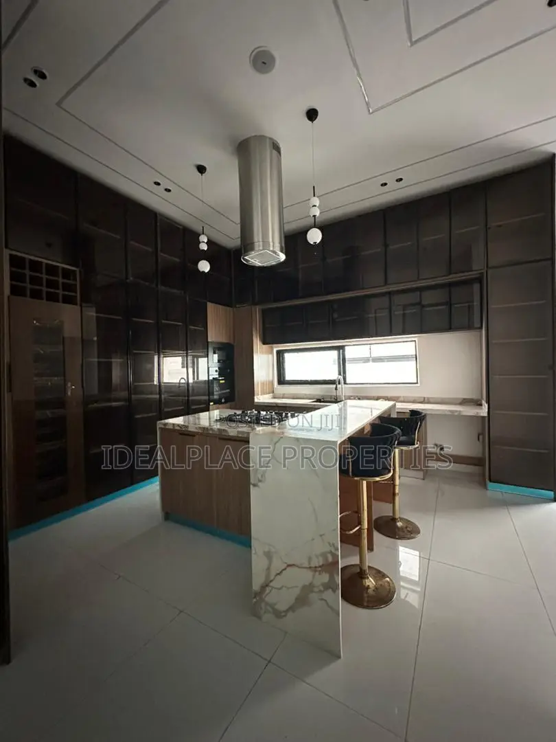 5bdrm Duplex in Ikota for sale