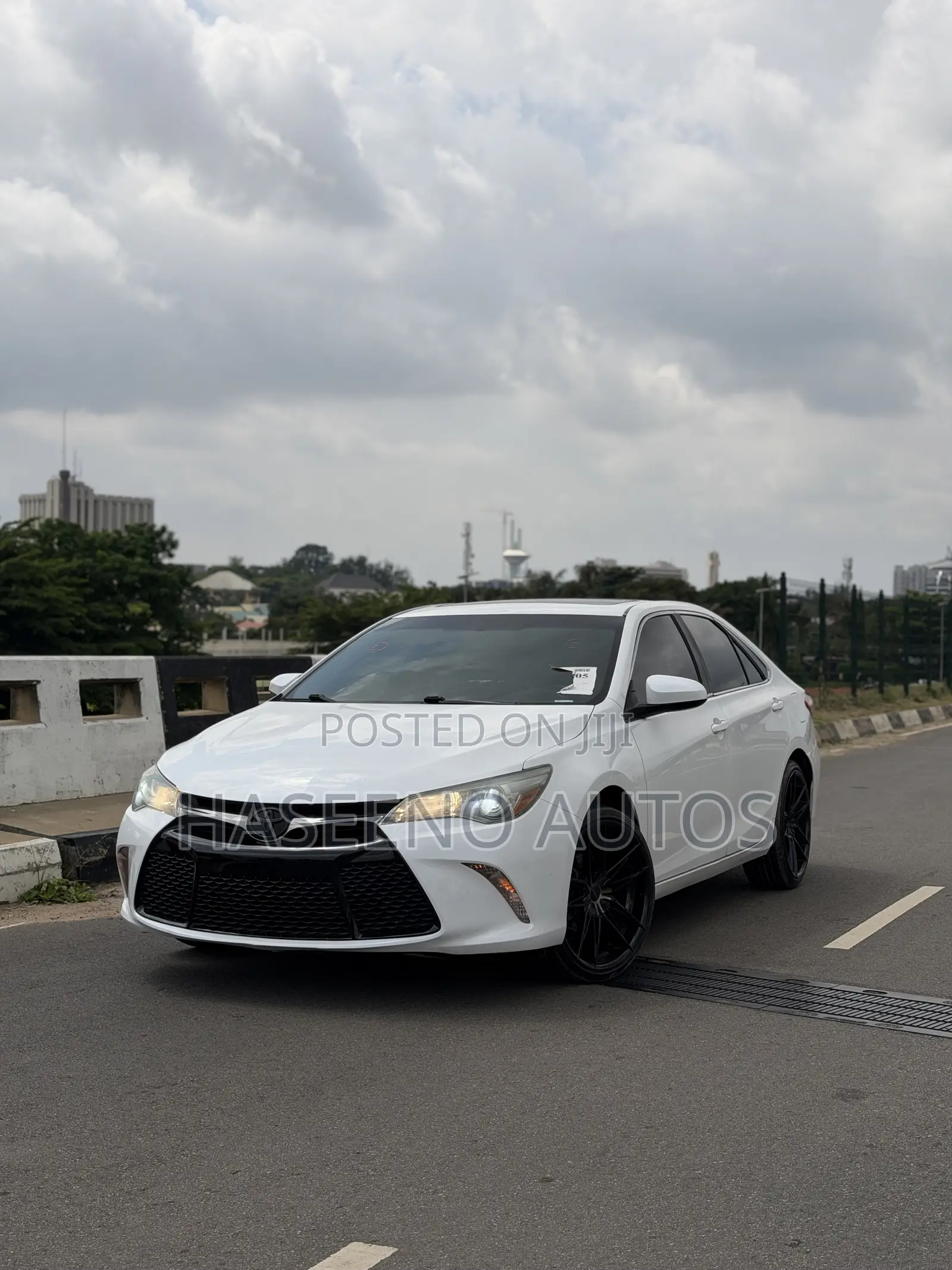 Toyota Camry SE w/Special Edition Pkg (2.5L 4cyl 6A) 2016 White