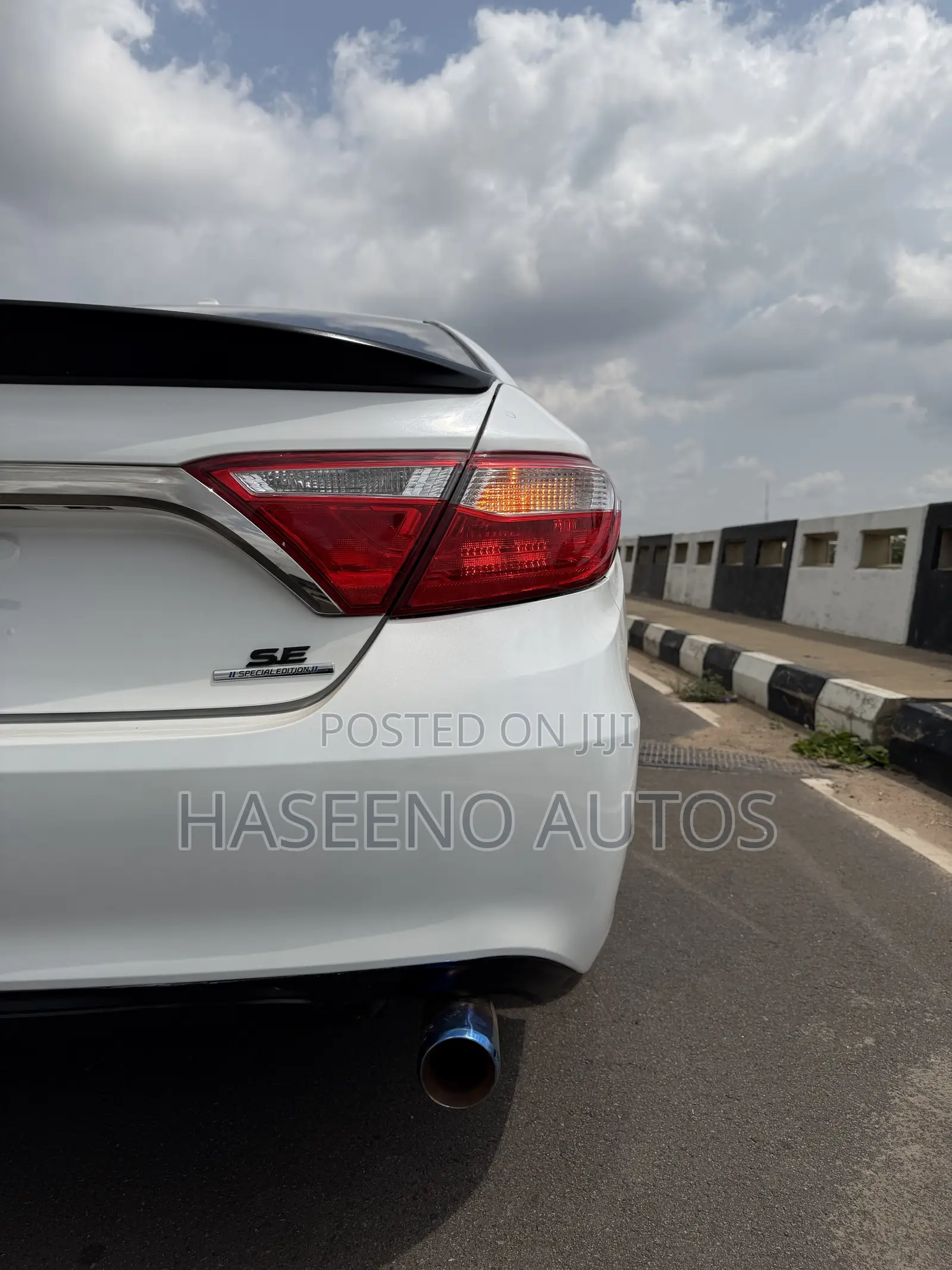 Toyota Camry SE w/Special Edition Pkg (2.5L 4cyl 6A) 2016 White
