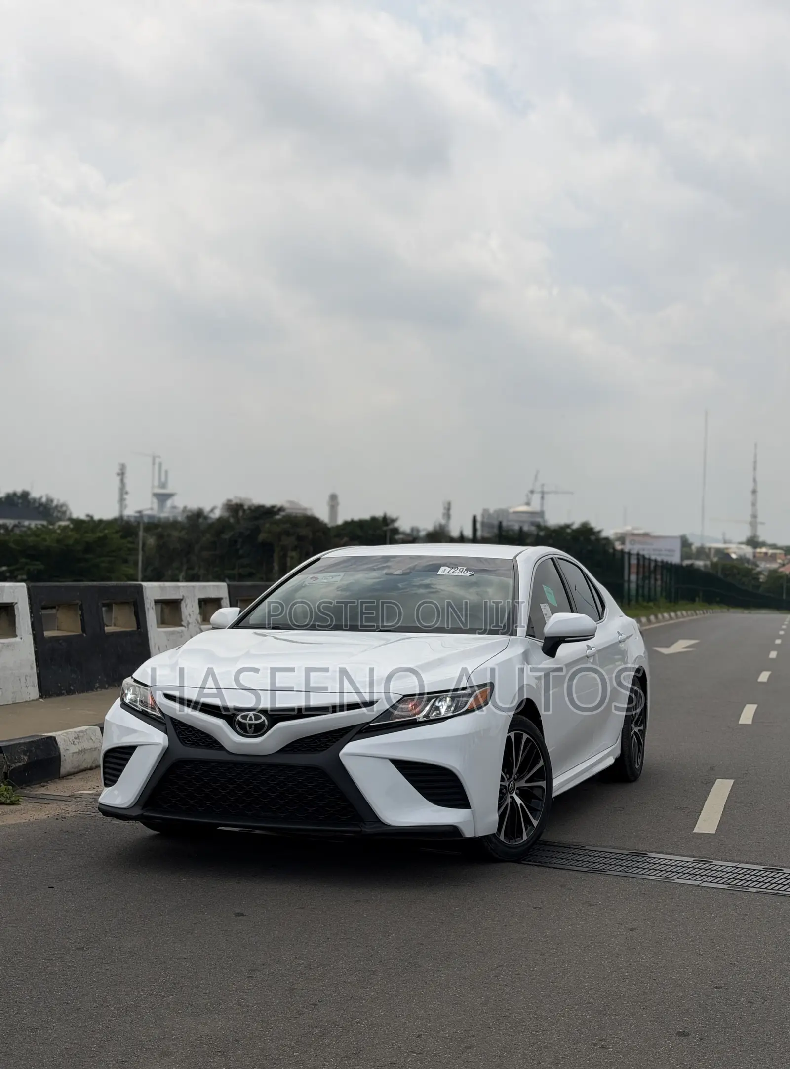Toyota Camry SE FWD (2.5L 4cyl 8AM) 2018 White