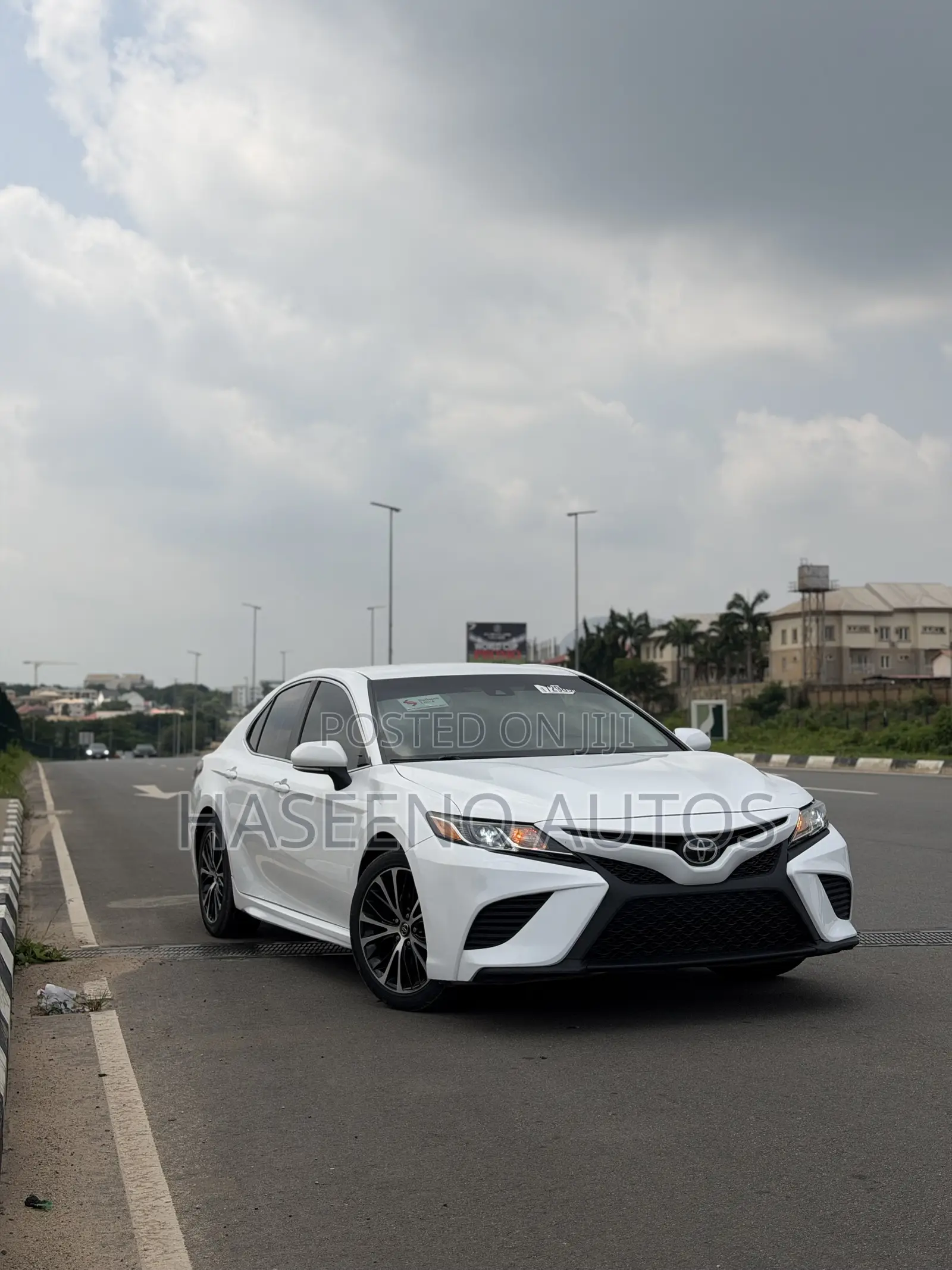Toyota Camry SE FWD (2.5L 4cyl 8AM) 2018 White