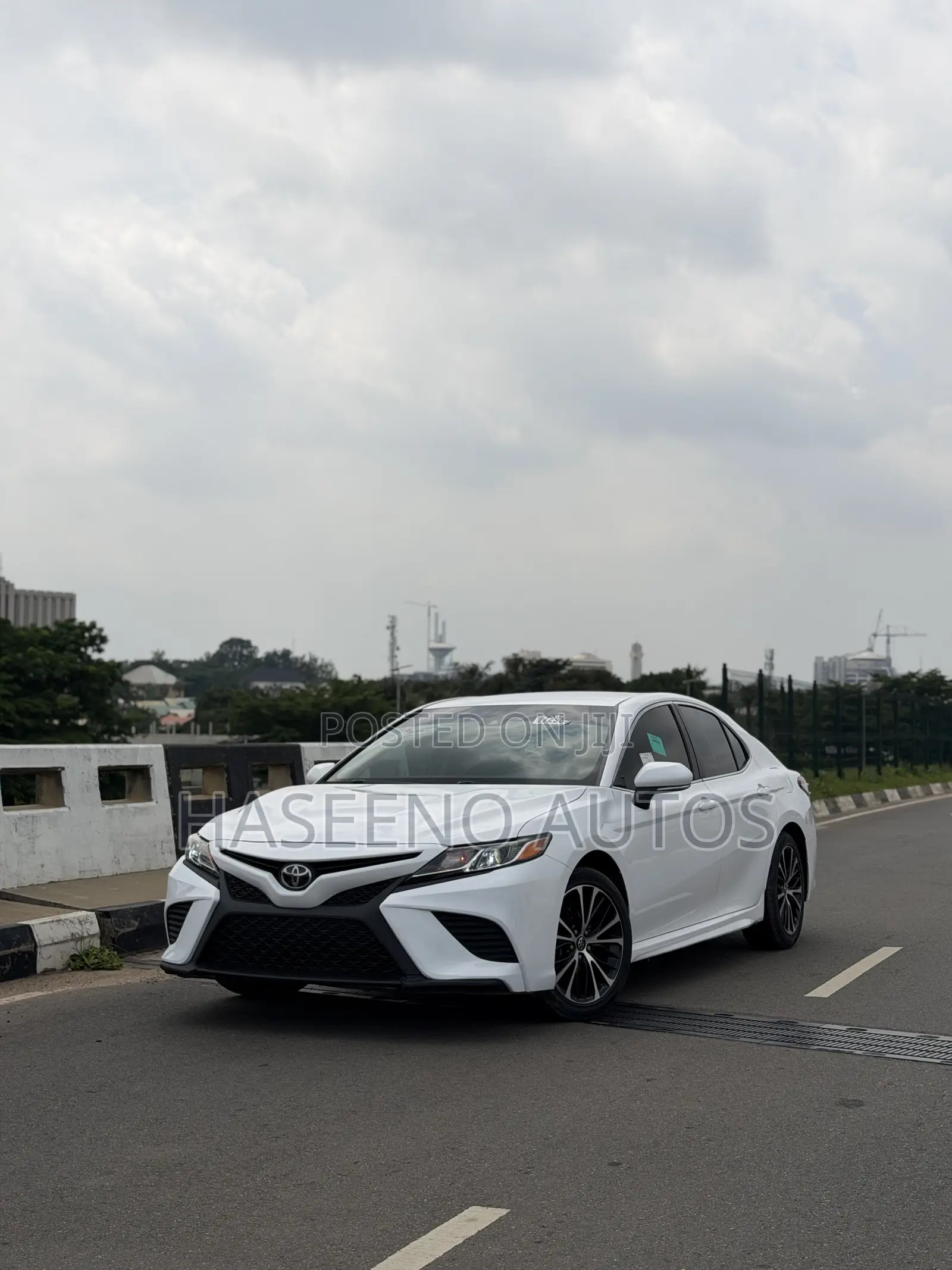 Toyota Camry SE FWD (2.5L 4cyl 8AM) 2018 White