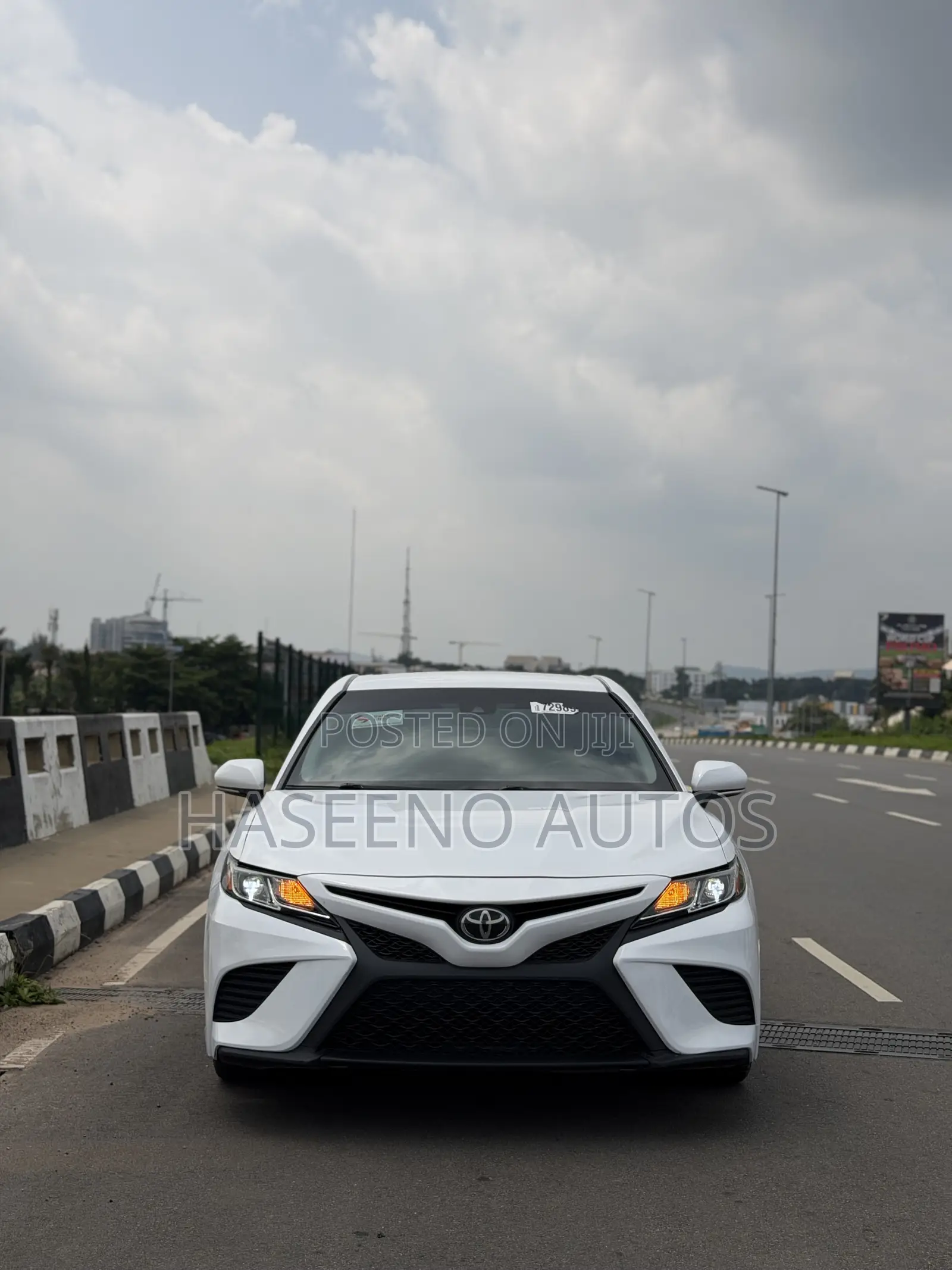 Toyota Camry SE FWD (2.5L 4cyl 8AM) 2018 White