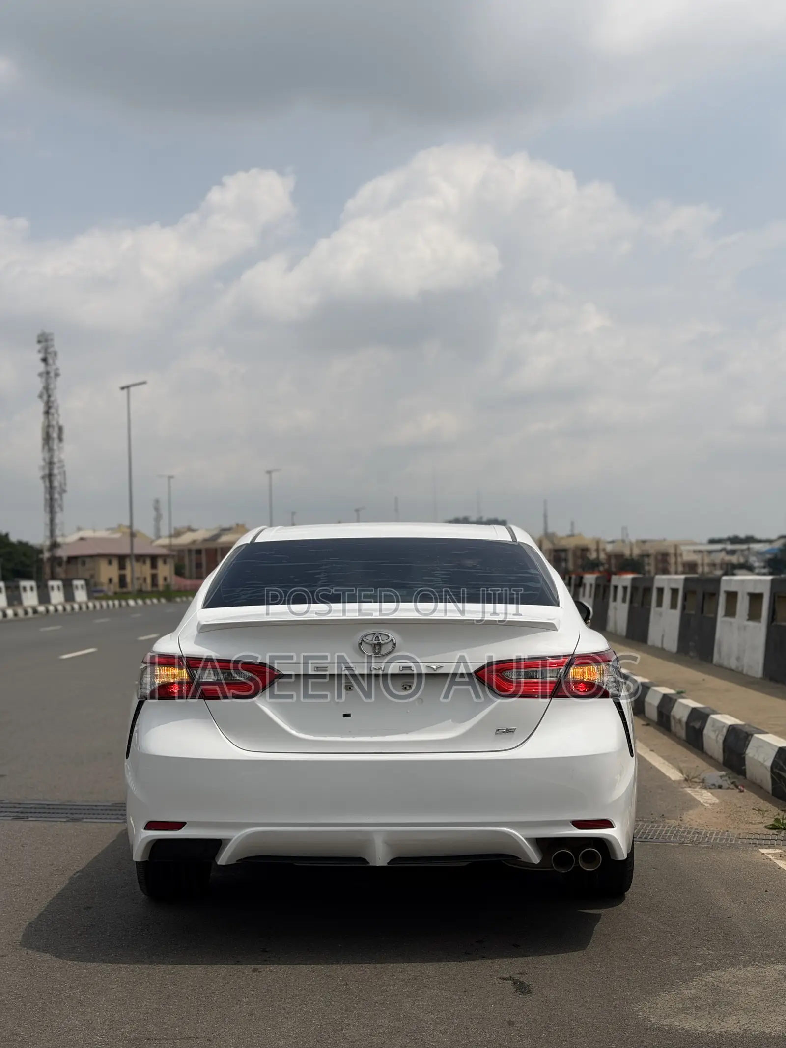 Toyota Camry SE FWD (2.5L 4cyl 8AM) 2018 White