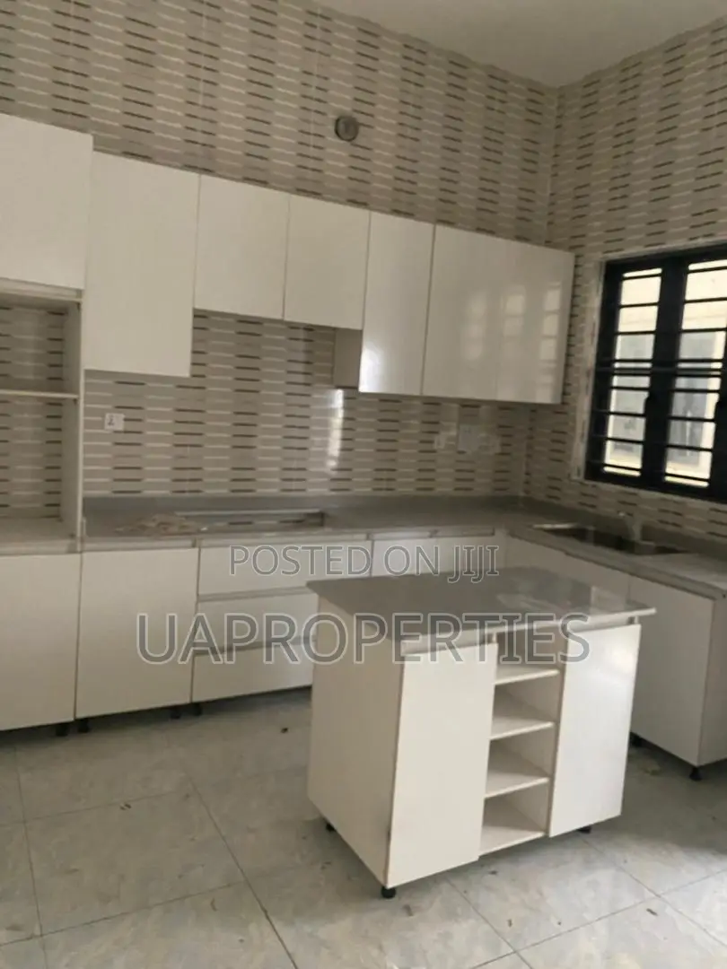 4bdrm Duplex in Chevron for sale