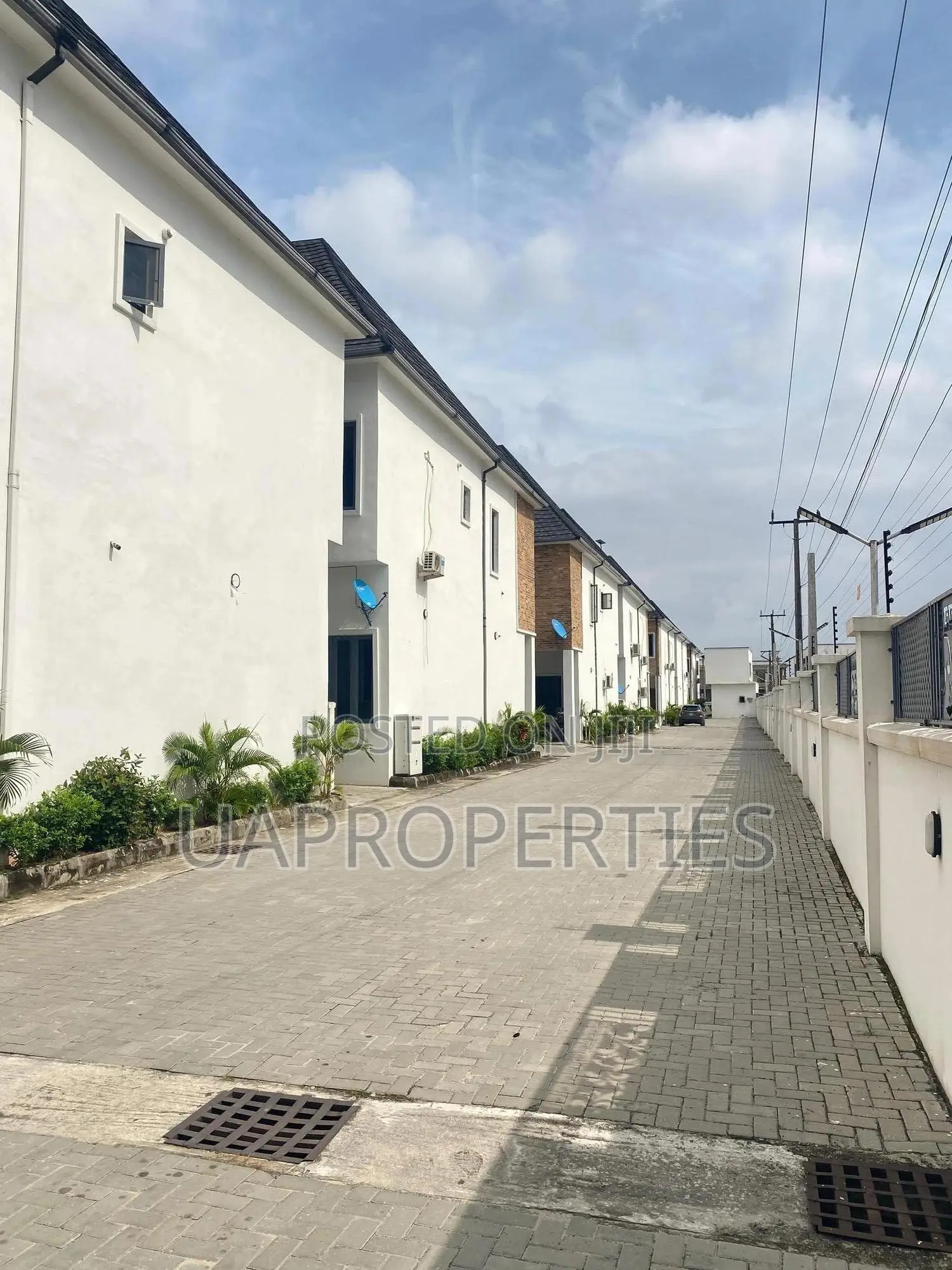 4bdrm Duplex in Chevron for sale