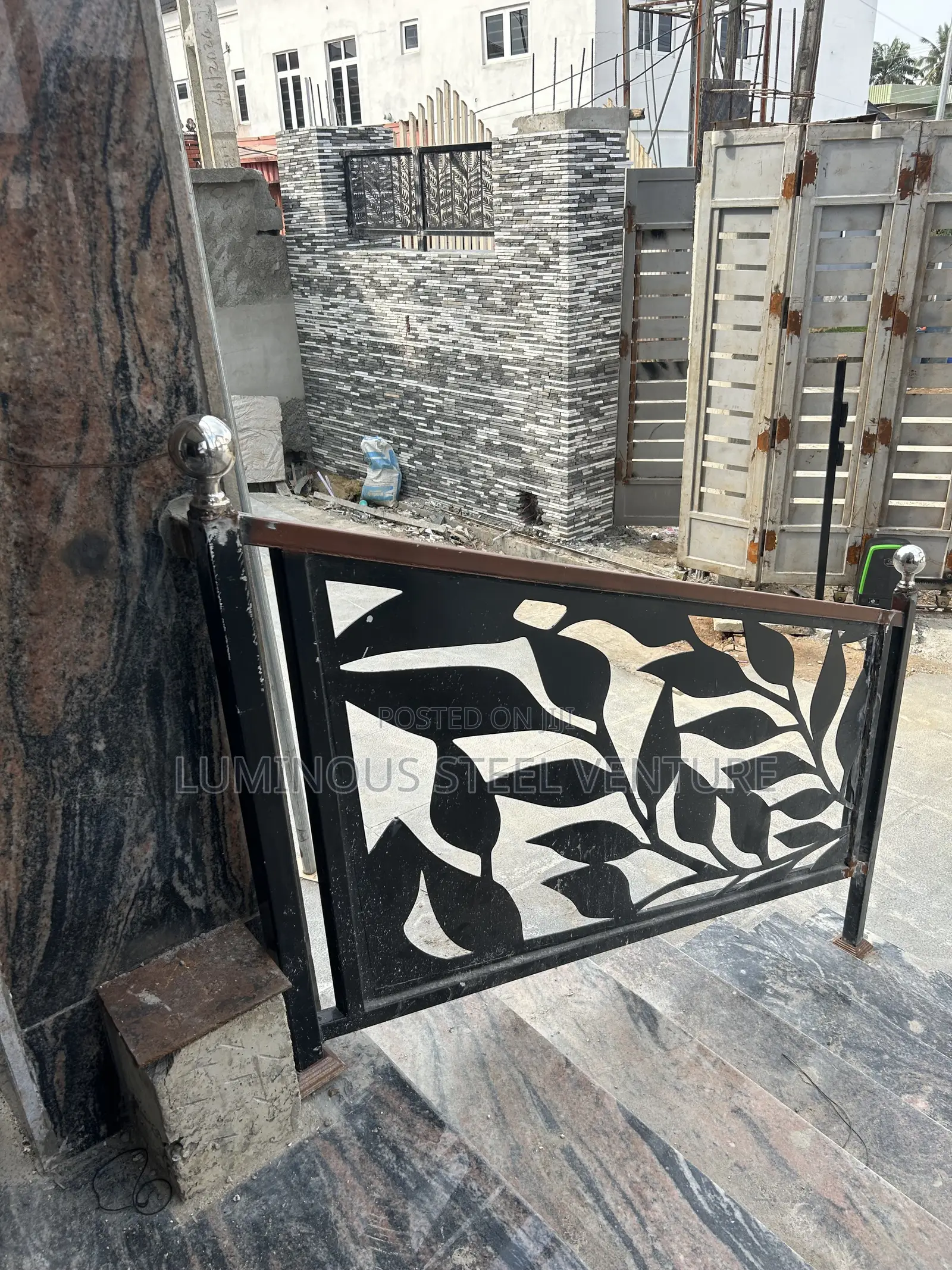 A Wrought Iron Laser Cutting Handrail Is a Modern Safety Guard