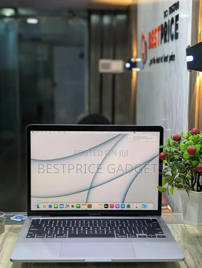 Laptop Apple MacBook Pro 2022 M2 8GB Apple M2 SSD 256GB