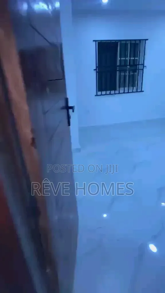 3bdrm Block of Flats in Soluyi for rent