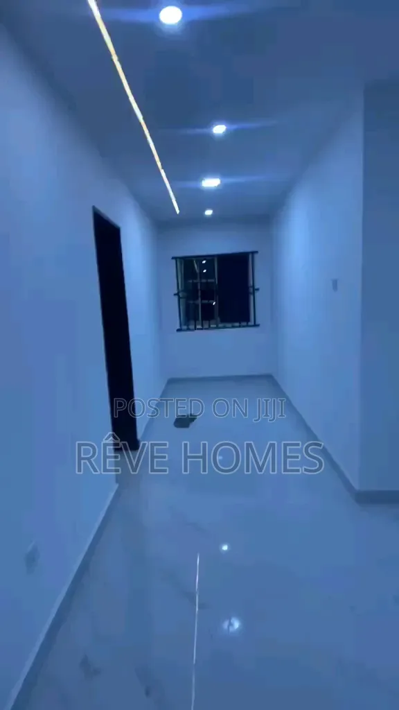 3bdrm Block of Flats in Soluyi for rent